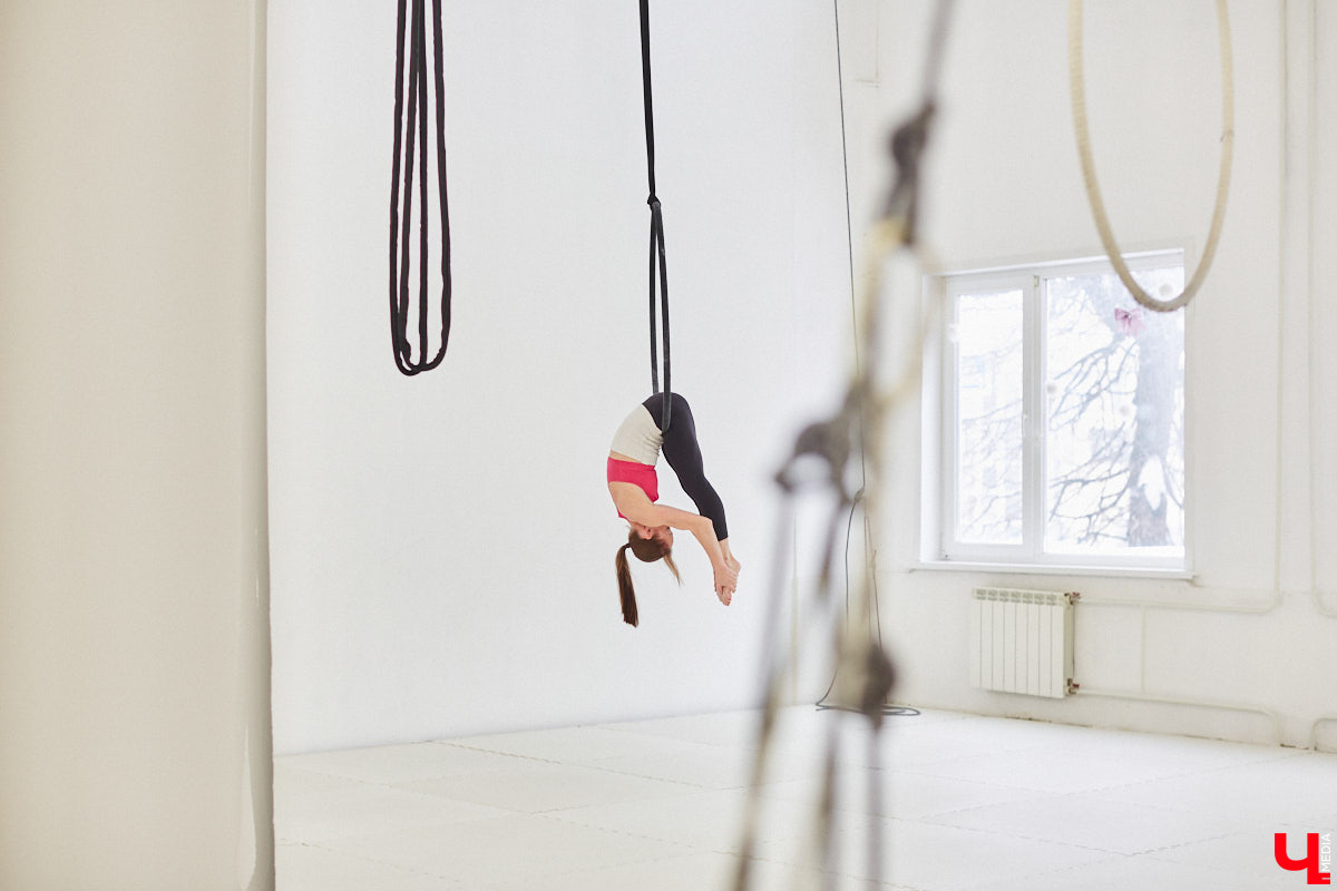 Ольга Тутынина 13 лет отработала в самом знаменитом развлекательном шоу планеты — Cirque du Soleil. Она успела объехать с цирком десятки стран, а сейчас тренирует детей в родном городе. О том, как выступала в легендарном проекте и почему решила вернуться домой, воздушная гимнастка рассказала нам в интервью.