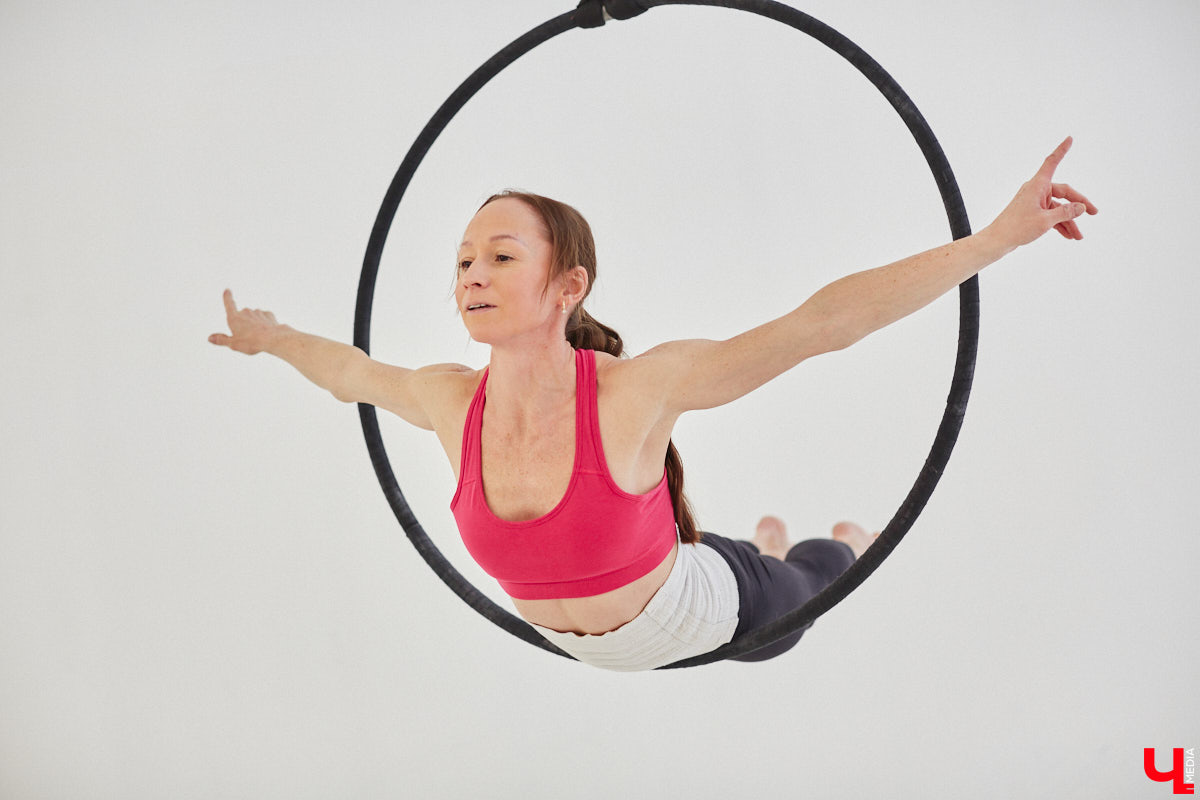 Ольга Тутынина 13 лет отработала в самом знаменитом развлекательном шоу планеты — Cirque du Soleil. Она успела объехать с цирком десятки стран, а сейчас тренирует детей в родном городе. О том, как выступала в легендарном проекте и почему решила вернуться домой, воздушная гимнастка рассказала нам в интервью.