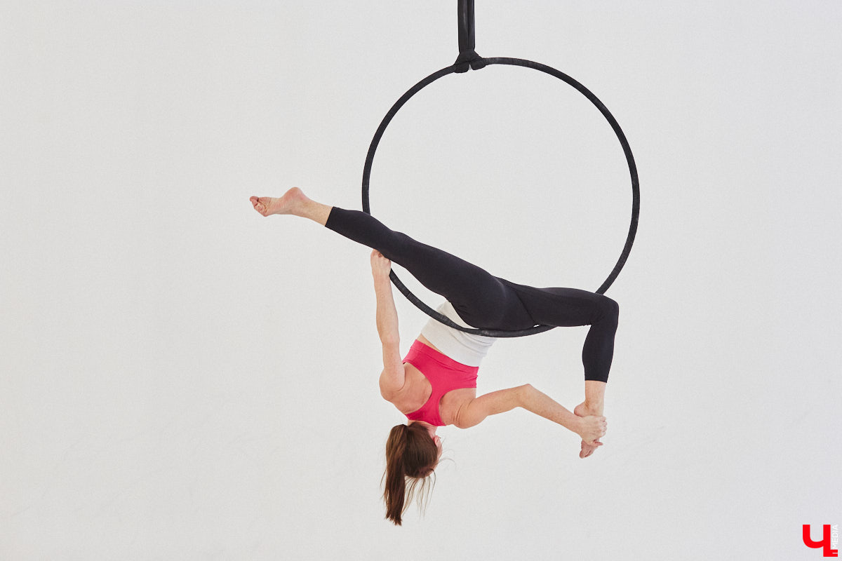 Ольга Тутынина 13 лет отработала в самом знаменитом развлекательном шоу планеты — Cirque du Soleil. Она успела объехать с цирком десятки стран, а сейчас тренирует детей в родном городе. О том, как выступала в легендарном проекте и почему решила вернуться домой, воздушная гимнастка рассказала нам в интервью.