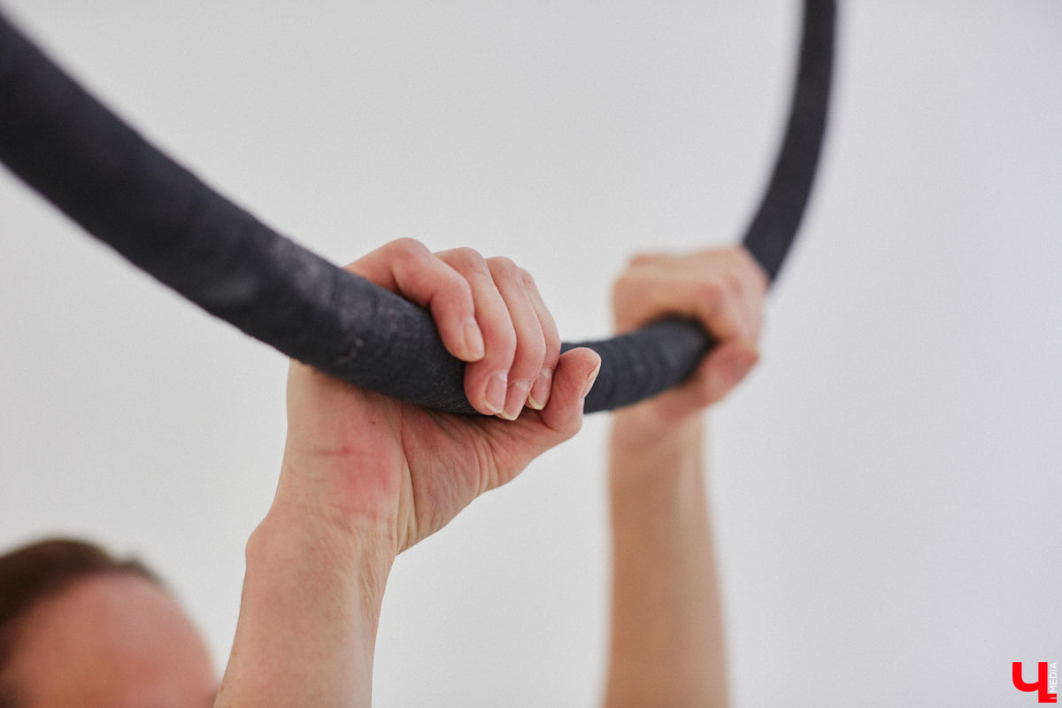 Ольга Тутынина 13 лет отработала в самом знаменитом развлекательном шоу планеты — Cirque du Soleil. Она успела объехать с цирком десятки стран, а сейчас тренирует детей в родном городе. О том, как выступала в легендарном проекте и почему решила вернуться домой, воздушная гимнастка рассказала нам в интервью.