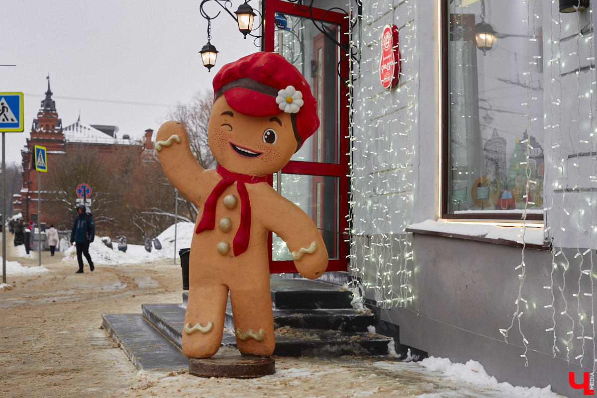Список авторских арт-объектов Владимира регулярно пополняет скульптор Александр Калустов. Его работы хорошо нам знакомы: несколько стали неотъемлемой частью центра города. Мимо льва, пчелы, мухи и других имиджевых героев «Ключ-Медиа» прогулялся вместе с их создателем.