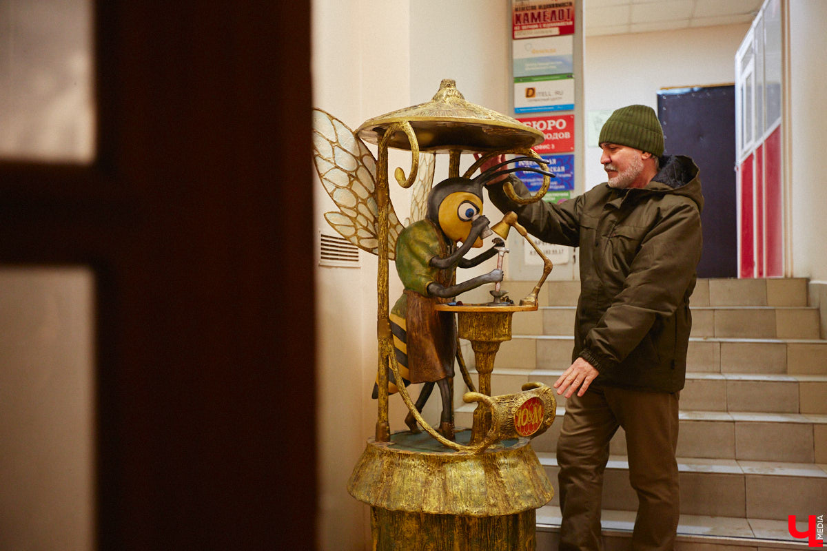 Список авторских арт-объектов Владимира регулярно пополняет скульптор Александр Калустов. Его работы хорошо нам знакомы: несколько стали неотъемлемой частью центра города. Мимо льва, пчелы, мухи и других имиджевых героев «Ключ-Медиа» прогулялся вместе с их создателем.