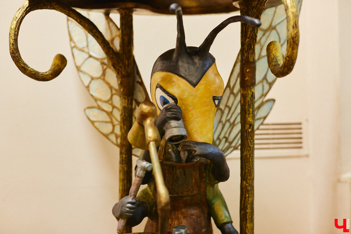 Список авторских арт-объектов Владимира регулярно пополняет скульптор Александр Калустов. Его работы хорошо нам знакомы: несколько стали неотъемлемой частью центра города. Мимо льва, пчелы, мухи и других имиджевых героев «Ключ-Медиа» прогулялся вместе с их создателем.