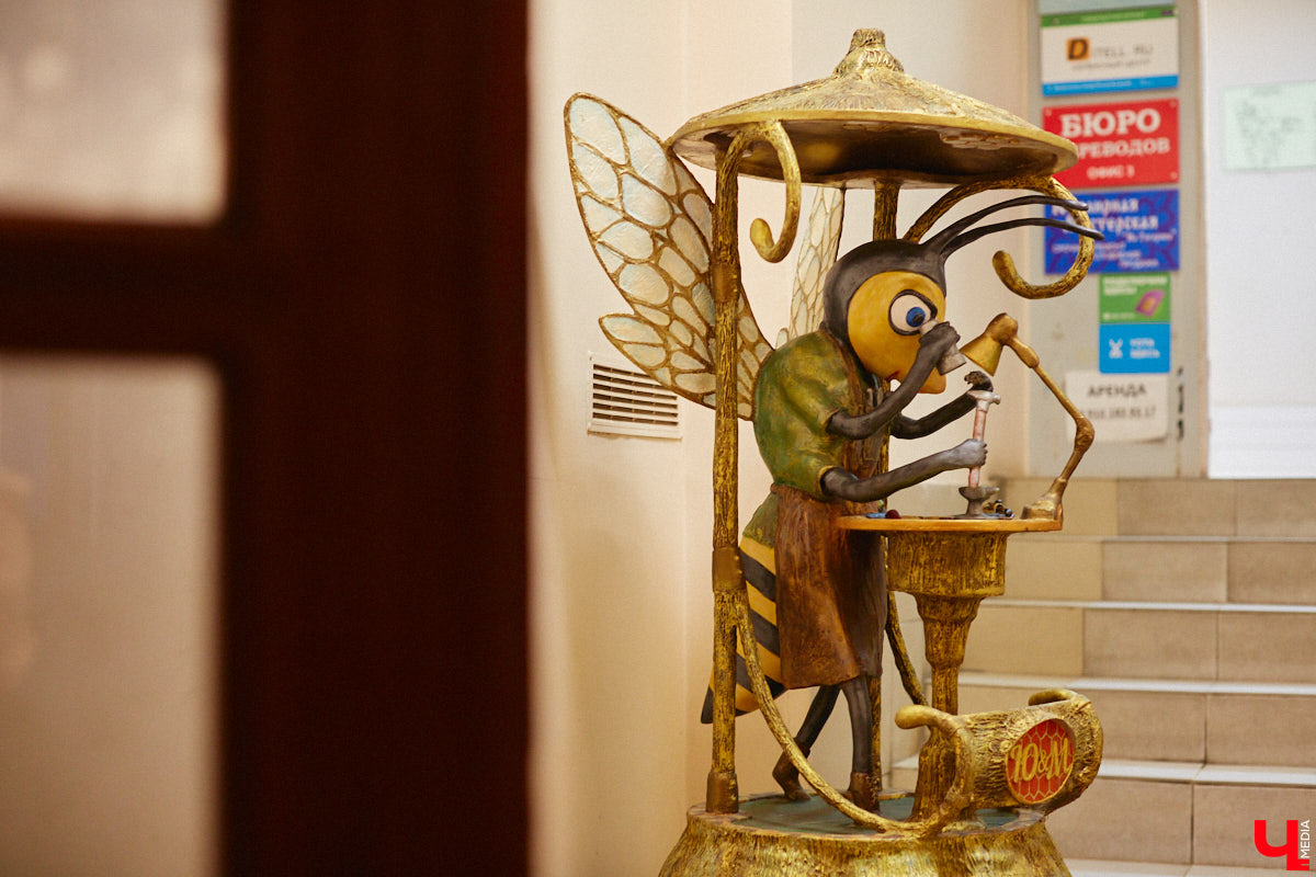 Список авторских арт-объектов Владимира регулярно пополняет скульптор Александр Калустов. Его работы хорошо нам знакомы: несколько стали неотъемлемой частью центра города. Мимо льва, пчелы, мухи и других имиджевых героев «Ключ-Медиа» прогулялся вместе с их создателем.