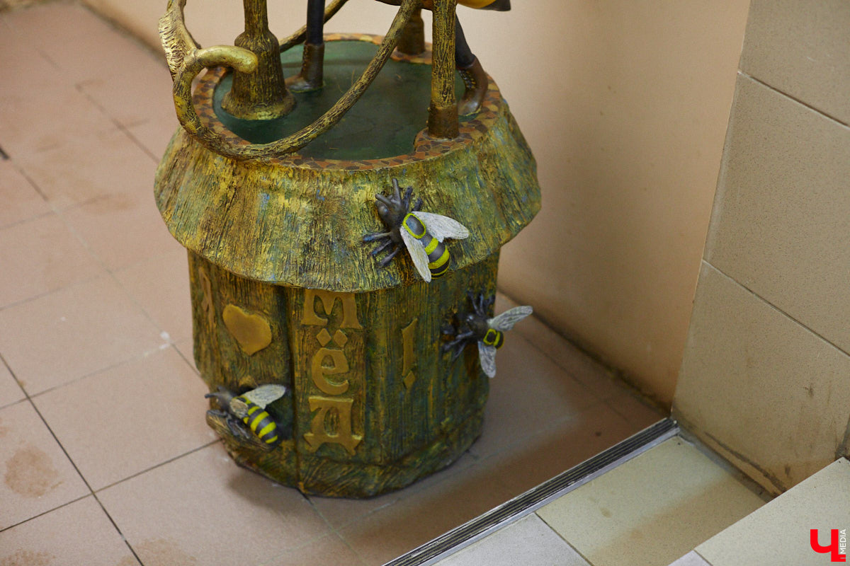 Список авторских арт-объектов Владимира регулярно пополняет скульптор Александр Калустов. Его работы хорошо нам знакомы: несколько стали неотъемлемой частью центра города. Мимо льва, пчелы, мухи и других имиджевых героев «Ключ-Медиа» прогулялся вместе с их создателем.