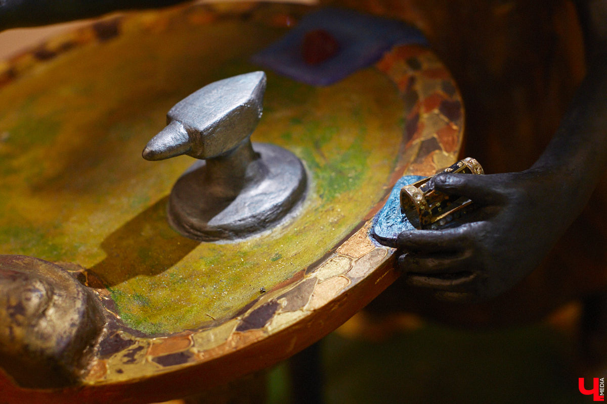 Список авторских арт-объектов Владимира регулярно пополняет скульптор Александр Калустов. Его работы хорошо нам знакомы: несколько стали неотъемлемой частью центра города. Мимо льва, пчелы, мухи и других имиджевых героев «Ключ-Медиа» прогулялся вместе с их создателем.