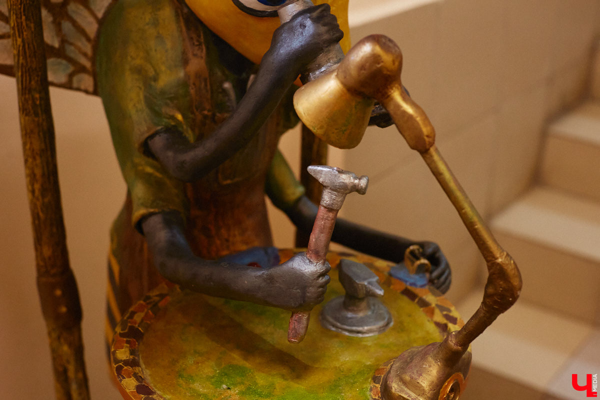 Список авторских арт-объектов Владимира регулярно пополняет скульптор Александр Калустов. Его работы хорошо нам знакомы: несколько стали неотъемлемой частью центра города. Мимо льва, пчелы, мухи и других имиджевых героев «Ключ-Медиа» прогулялся вместе с их создателем.