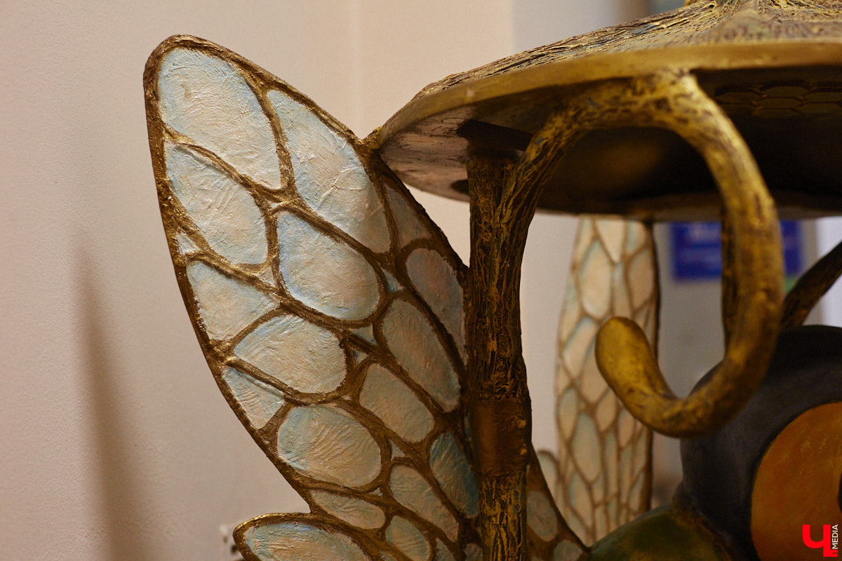 Список авторских арт-объектов Владимира регулярно пополняет скульптор Александр Калустов. Его работы хорошо нам знакомы: несколько стали неотъемлемой частью центра города. Мимо льва, пчелы, мухи и других имиджевых героев «Ключ-Медиа» прогулялся вместе с их создателем.