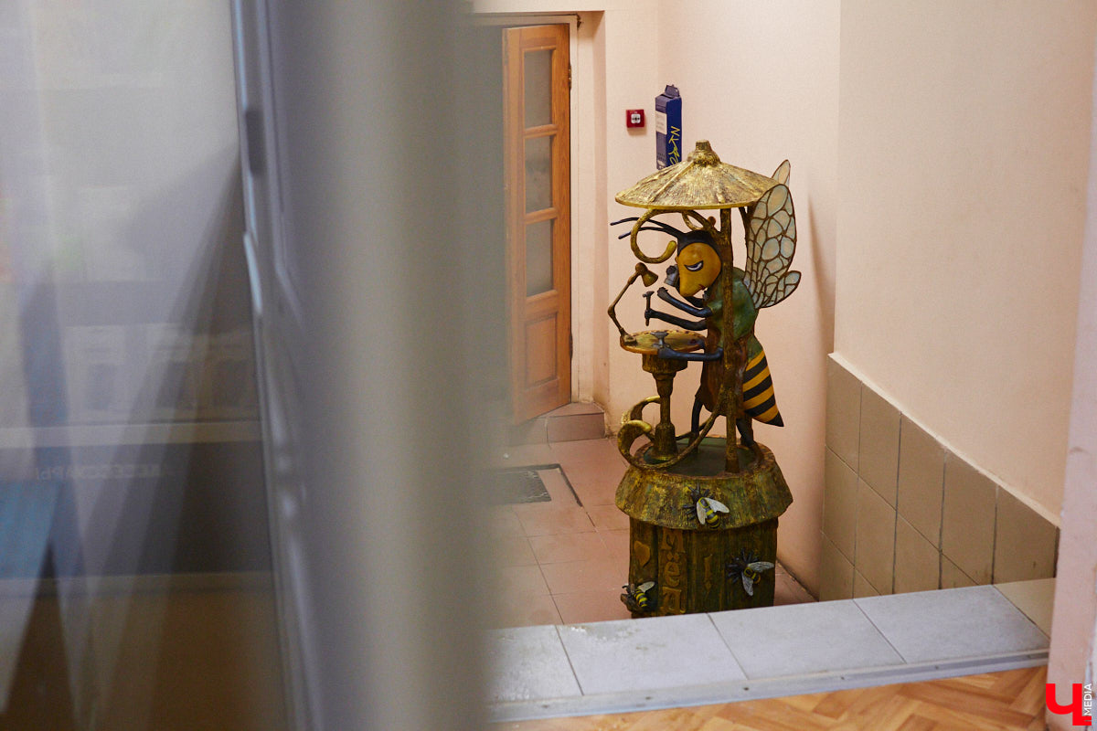 Список авторских арт-объектов Владимира регулярно пополняет скульптор Александр Калустов. Его работы хорошо нам знакомы: несколько стали неотъемлемой частью центра города. Мимо льва, пчелы, мухи и других имиджевых героев «Ключ-Медиа» прогулялся вместе с их создателем.