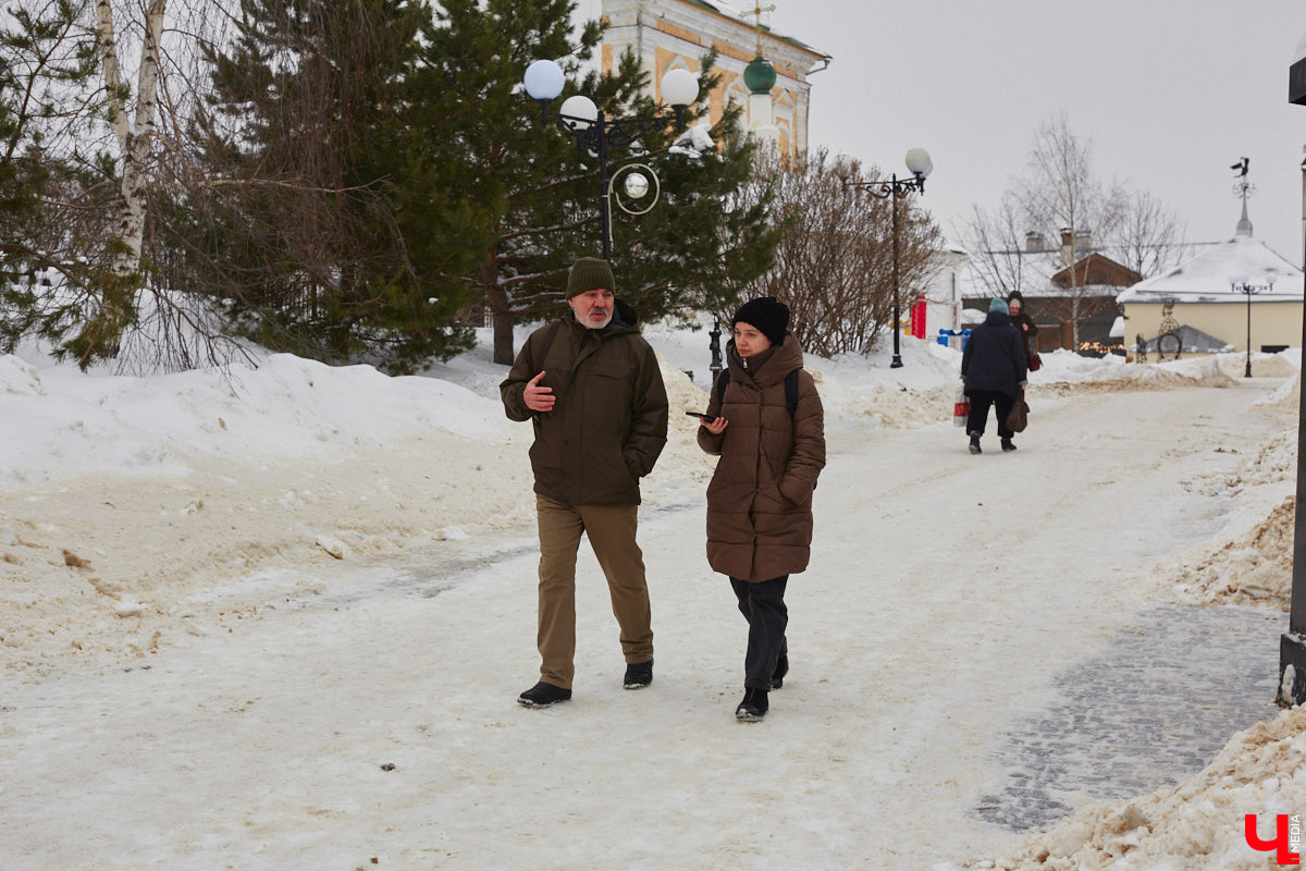 Список авторских арт-объектов Владимира регулярно пополняет скульптор Александр Калустов. Его работы хорошо нам знакомы: несколько стали неотъемлемой частью центра города. Мимо льва, пчелы, мухи и других имиджевых героев «Ключ-Медиа» прогулялся вместе с их создателем.