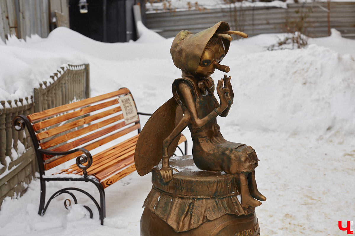 Список авторских арт-объектов Владимира регулярно пополняет скульптор Александр Калустов. Его работы хорошо нам знакомы: несколько стали неотъемлемой частью центра города. Мимо льва, пчелы, мухи и других имиджевых героев «Ключ-Медиа» прогулялся вместе с их создателем.