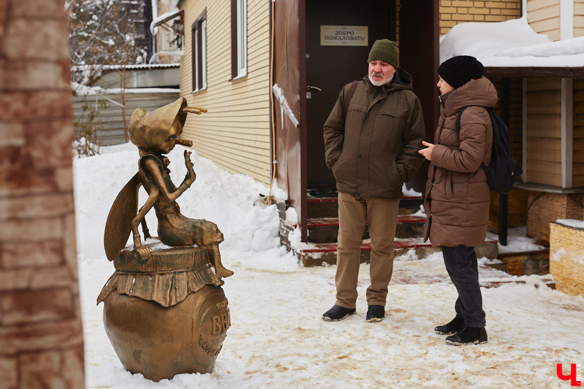 Список авторских арт-объектов Владимира регулярно пополняет скульптор Александр Калустов. Его работы хорошо нам знакомы: несколько стали неотъемлемой частью центра города. Мимо льва, пчелы, мухи и других имиджевых героев «Ключ-Медиа» прогулялся вместе с их создателем.