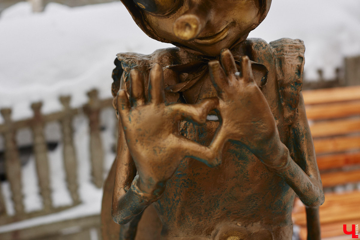 Список авторских арт-объектов Владимира регулярно пополняет скульптор Александр Калустов. Его работы хорошо нам знакомы: несколько стали неотъемлемой частью центра города. Мимо льва, пчелы, мухи и других имиджевых героев «Ключ-Медиа» прогулялся вместе с их создателем.