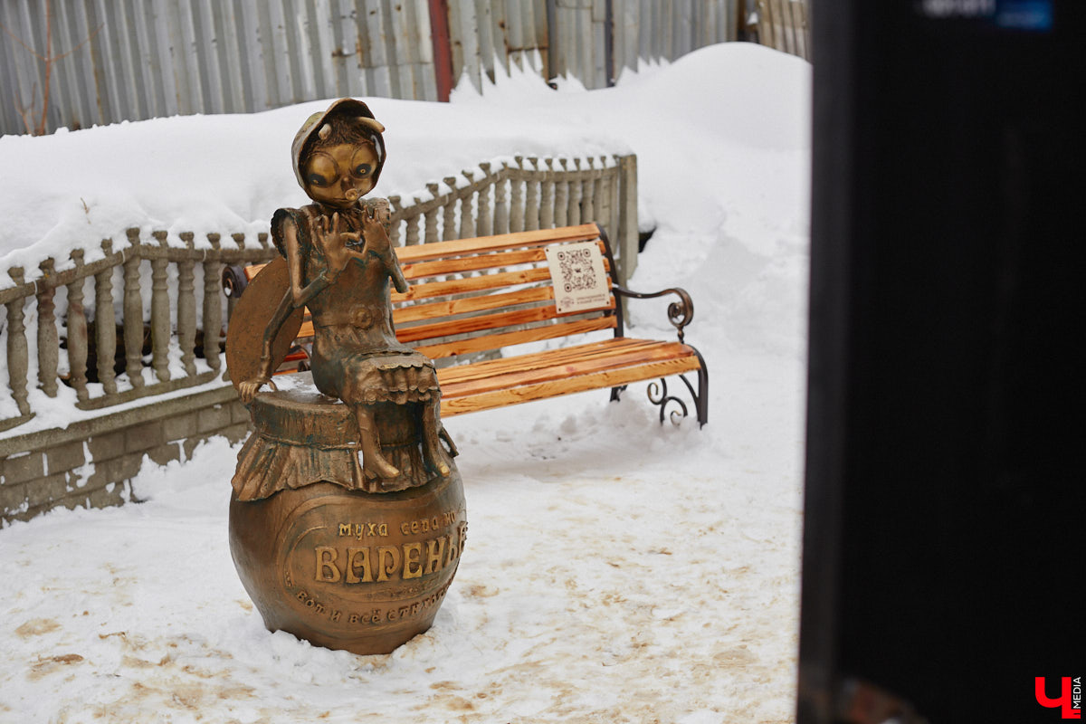 Список авторских арт-объектов Владимира регулярно пополняет скульптор Александр Калустов. Его работы хорошо нам знакомы: несколько стали неотъемлемой частью центра города. Мимо льва, пчелы, мухи и других имиджевых героев «Ключ-Медиа» прогулялся вместе с их создателем.