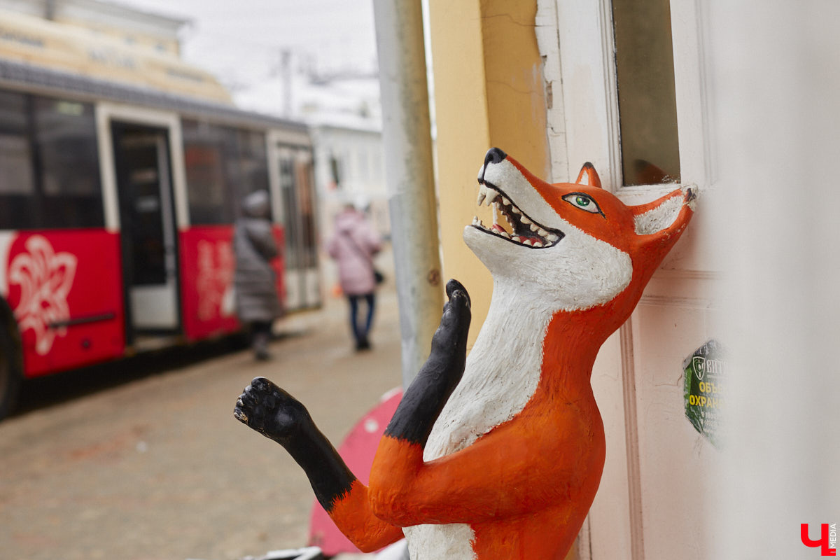 Список авторских арт-объектов Владимира регулярно пополняет скульптор Александр Калустов. Его работы хорошо нам знакомы: несколько стали неотъемлемой частью центра города. Мимо льва, пчелы, мухи и других имиджевых героев «Ключ-Медиа» прогулялся вместе с их создателем.