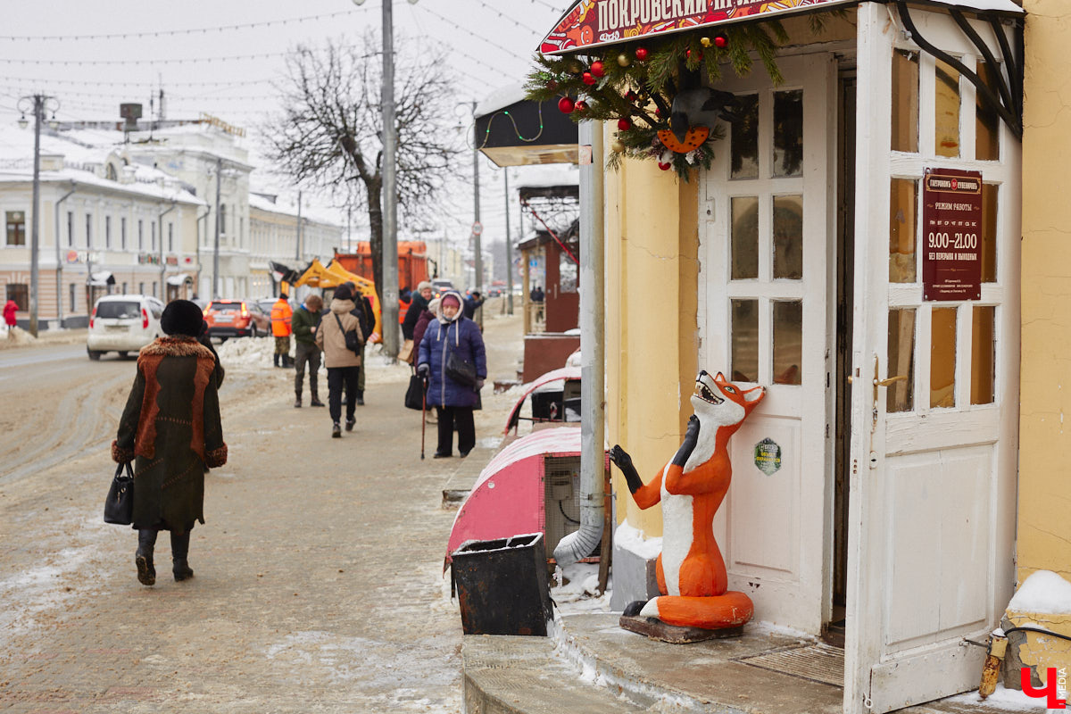 Список авторских арт-объектов Владимира регулярно пополняет скульптор Александр Калустов. Его работы хорошо нам знакомы: несколько стали неотъемлемой частью центра города. Мимо льва, пчелы, мухи и других имиджевых героев «Ключ-Медиа» прогулялся вместе с их создателем.