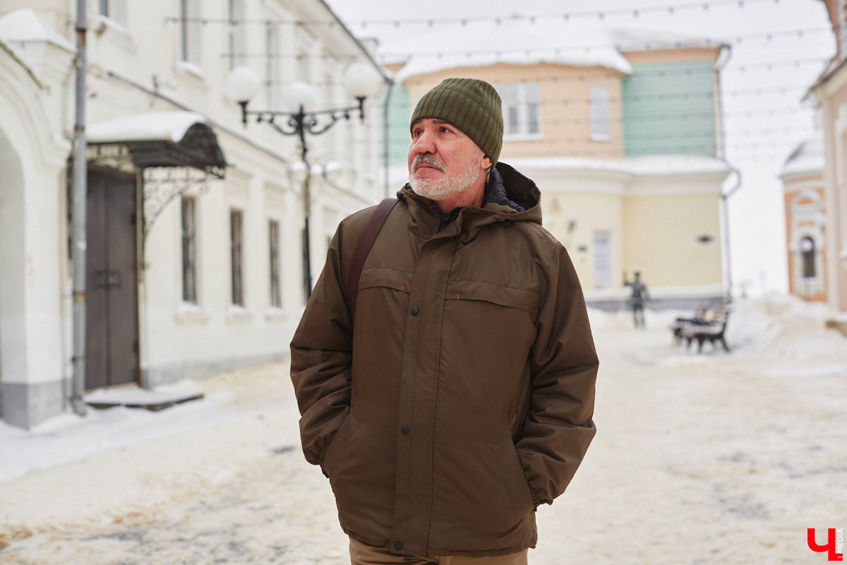 Список авторских арт-объектов Владимира регулярно пополняет скульптор Александр Калустов. Его работы хорошо нам знакомы: несколько стали неотъемлемой частью центра города. Мимо льва, пчелы, мухи и других имиджевых героев «Ключ-Медиа» прогулялся вместе с их создателем.