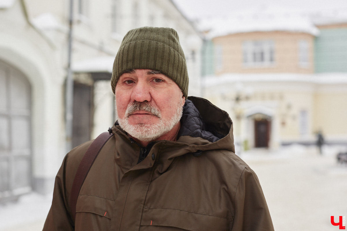 Список авторских арт-объектов Владимира регулярно пополняет скульптор Александр Калустов. Его работы хорошо нам знакомы: несколько стали неотъемлемой частью центра города. Мимо льва, пчелы, мухи и других имиджевых героев «Ключ-Медиа» прогулялся вместе с их создателем.