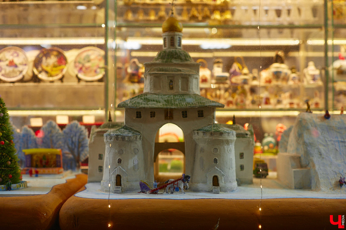 Список авторских арт-объектов Владимира регулярно пополняет скульптор Александр Калустов. Его работы хорошо нам знакомы: несколько стали неотъемлемой частью центра города. Мимо льва, пчелы, мухи и других имиджевых героев «Ключ-Медиа» прогулялся вместе с их создателем.