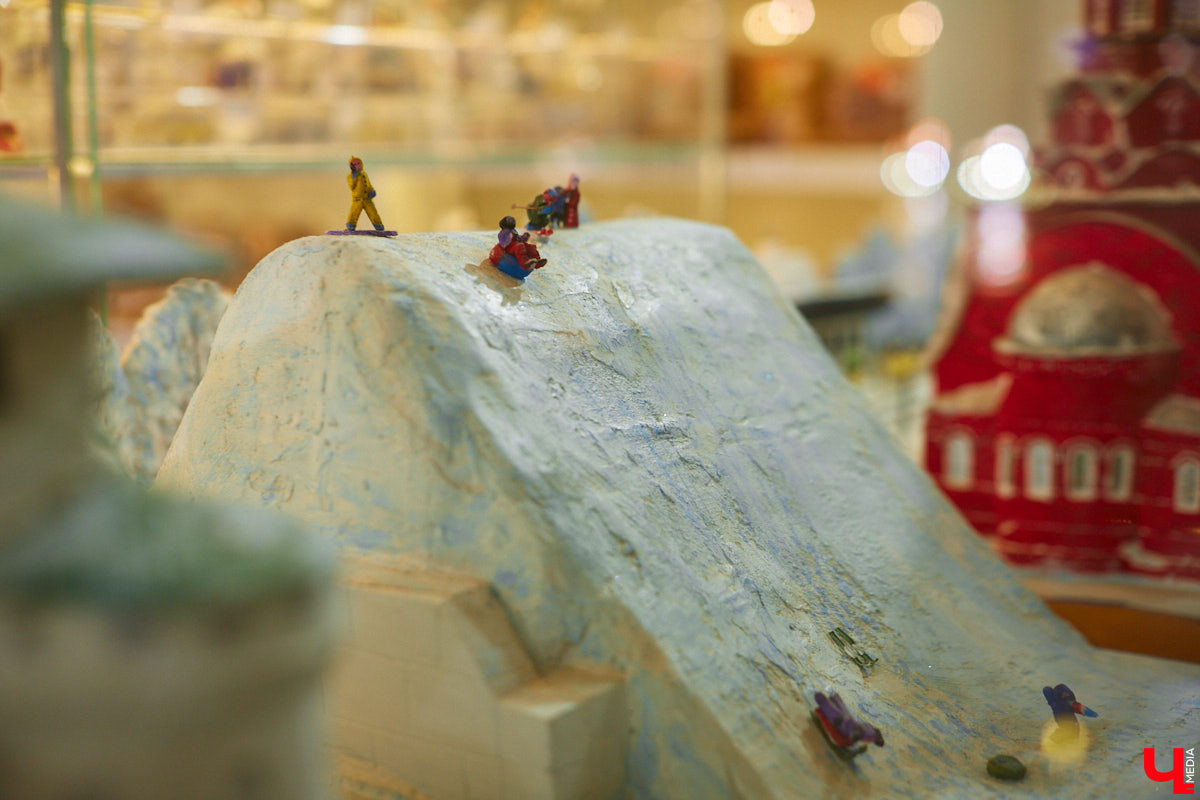 Список авторских арт-объектов Владимира регулярно пополняет скульптор Александр Калустов. Его работы хорошо нам знакомы: несколько стали неотъемлемой частью центра города. Мимо льва, пчелы, мухи и других имиджевых героев «Ключ-Медиа» прогулялся вместе с их создателем.