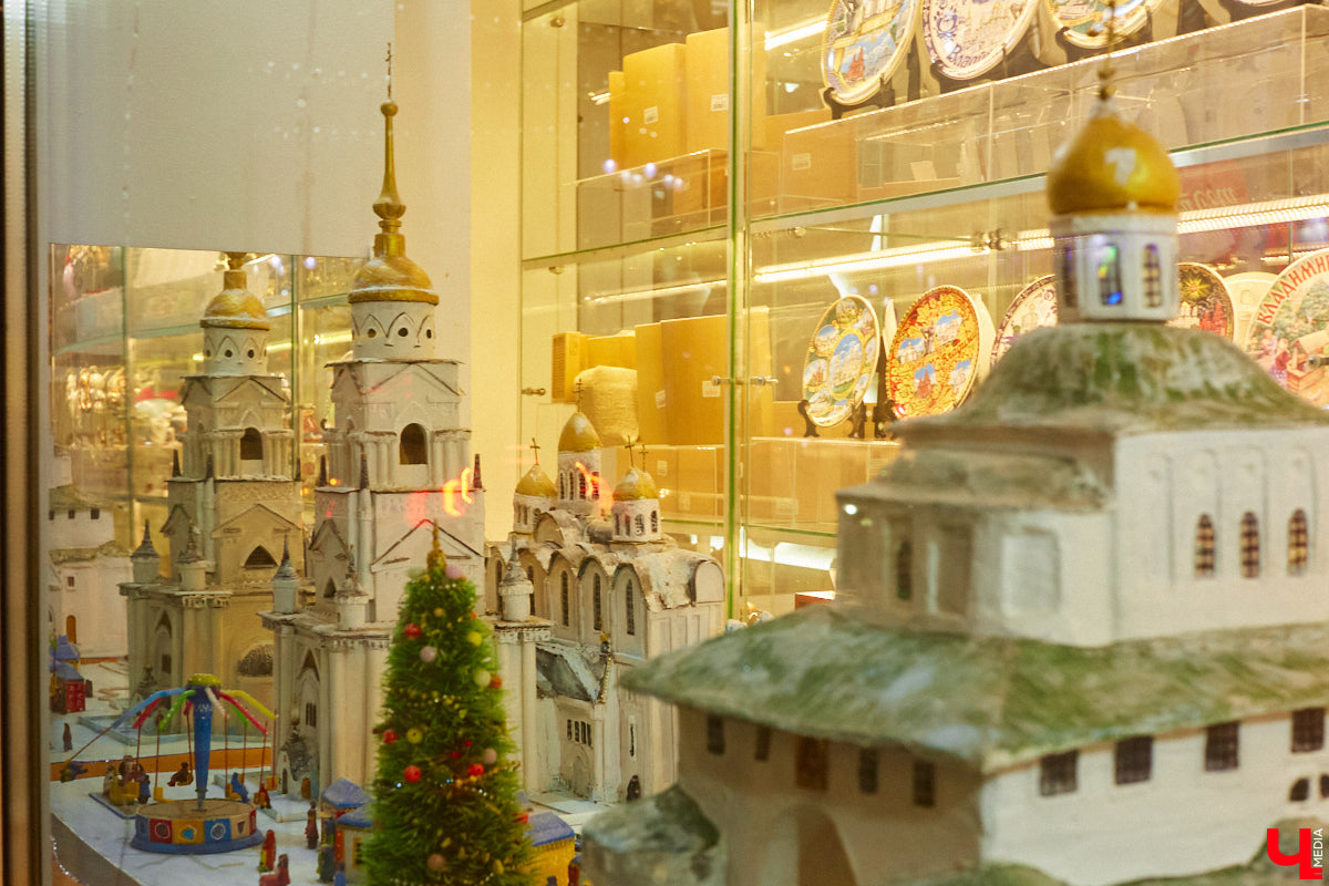 Список авторских арт-объектов Владимира регулярно пополняет скульптор Александр Калустов. Его работы хорошо нам знакомы: несколько стали неотъемлемой частью центра города. Мимо льва, пчелы, мухи и других имиджевых героев «Ключ-Медиа» прогулялся вместе с их создателем.