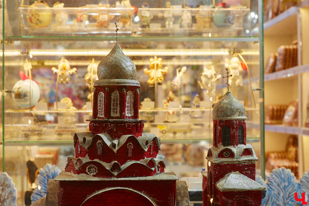 Список авторских арт-объектов Владимира регулярно пополняет скульптор Александр Калустов. Его работы хорошо нам знакомы: несколько стали неотъемлемой частью центра города. Мимо льва, пчелы, мухи и других имиджевых героев «Ключ-Медиа» прогулялся вместе с их создателем.