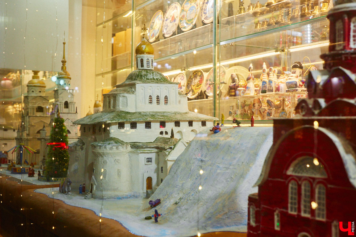 Список авторских арт-объектов Владимира регулярно пополняет скульптор Александр Калустов. Его работы хорошо нам знакомы: несколько стали неотъемлемой частью центра города. Мимо льва, пчелы, мухи и других имиджевых героев «Ключ-Медиа» прогулялся вместе с их создателем.