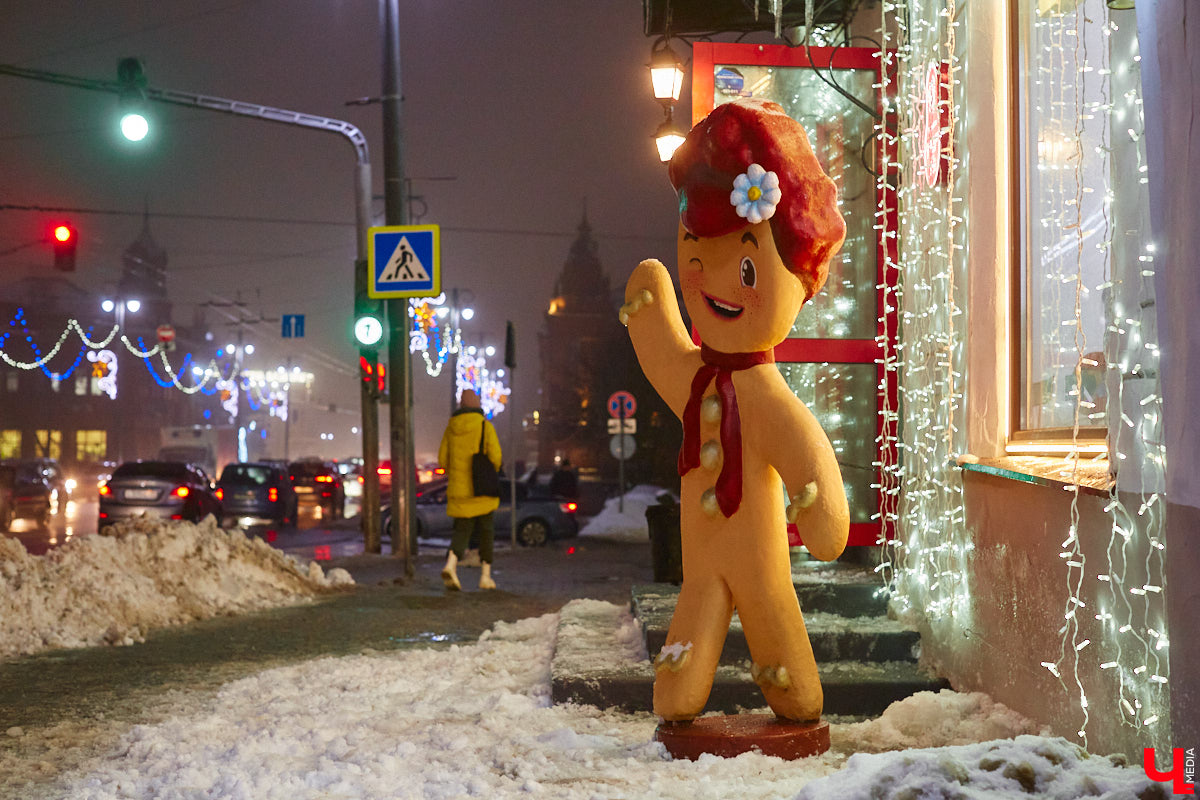 Список авторских арт-объектов Владимира регулярно пополняет скульптор Александр Калустов. Его работы хорошо нам знакомы: несколько стали неотъемлемой частью центра города. Мимо льва, пчелы, мухи и других имиджевых героев «Ключ-Медиа» прогулялся вместе с их создателем.