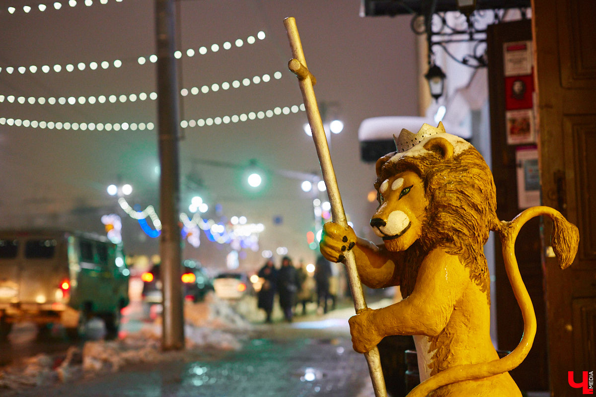 Список авторских арт-объектов Владимира регулярно пополняет скульптор Александр Калустов. Его работы хорошо нам знакомы: несколько стали неотъемлемой частью центра города. Мимо льва, пчелы, мухи и других имиджевых героев «Ключ-Медиа» прогулялся вместе с их создателем.