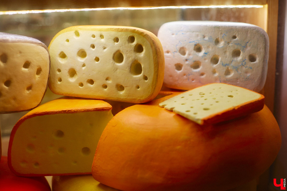 Список авторских арт-объектов Владимира регулярно пополняет скульптор Александр Калустов. Его работы хорошо нам знакомы: несколько стали неотъемлемой частью центра города. Мимо льва, пчелы, мухи и других имиджевых героев «Ключ-Медиа» прогулялся вместе с их создателем.