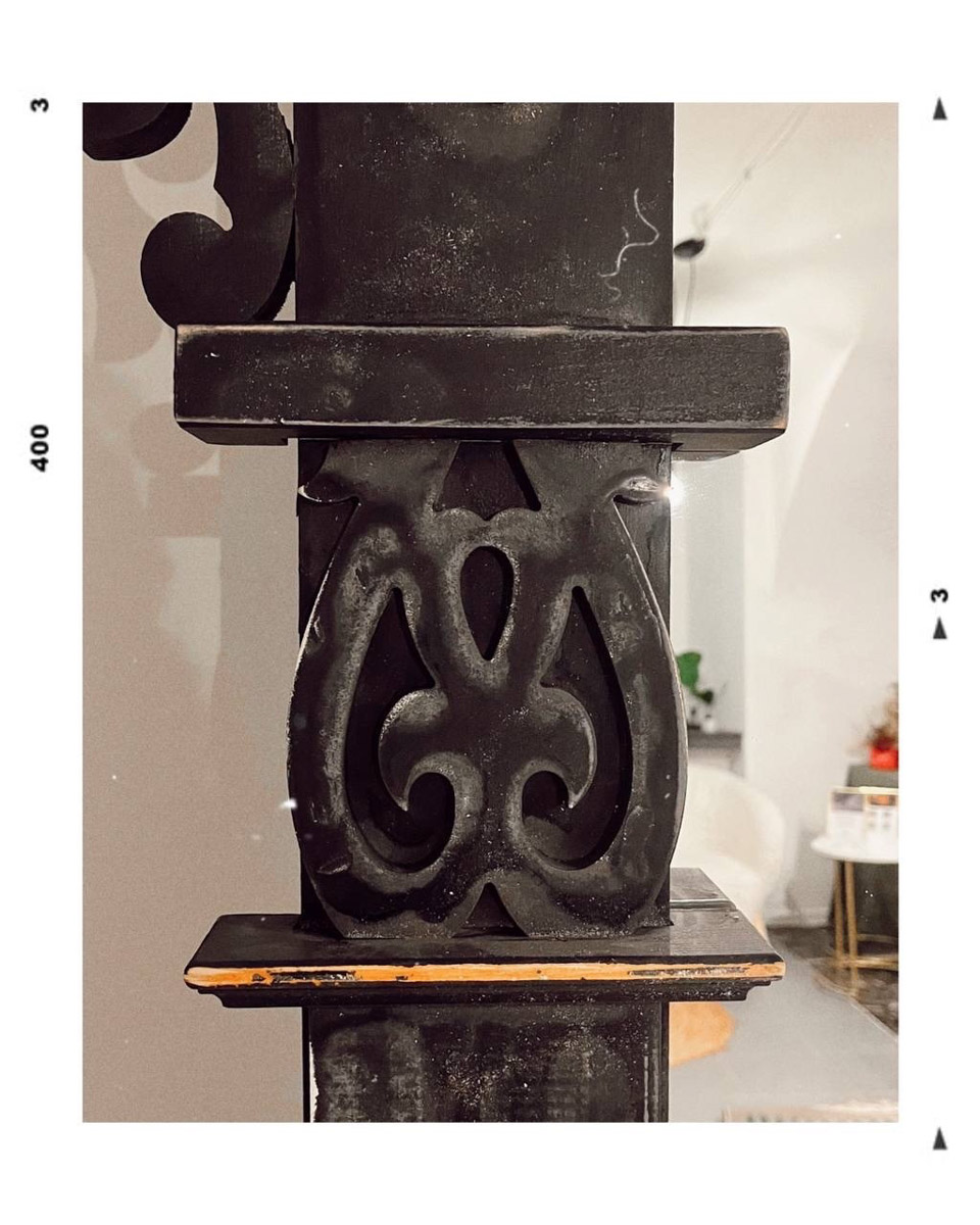 Тысячелетний Суздаль не перестаёт вдохновлять современных дизайнеров. Российский ювелирный бренд NÁNA создал очень личную и нежную коллекцию «Душа». В ней чётко отслеживаются знакомые мотивы. Накануне проект «Глазурь», популяризирующий мастеров нашей страны, опубликовал фотосессию с украшениями, сделанными в заснеженном «музее под открытым небом». Идею дизайнеров воплотила в жизнь местный фотограф Анастасия Охотникова.