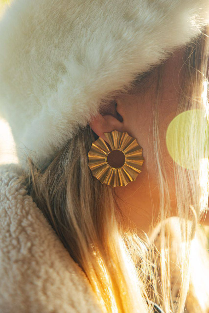 Тысячелетний Суздаль не перестаёт вдохновлять современных дизайнеров. Российский ювелирный бренд NÁNA создал очень личную и нежную коллекцию «Душа». В ней чётко отслеживаются знакомые мотивы. Накануне проект «Глазурь», популяризирующий мастеров нашей страны, опубликовал фотосессию с украшениями, сделанными в заснеженном «музее под открытым небом». Идею дизайнеров воплотила в жизнь местный фотограф Анастасия Охотникова.