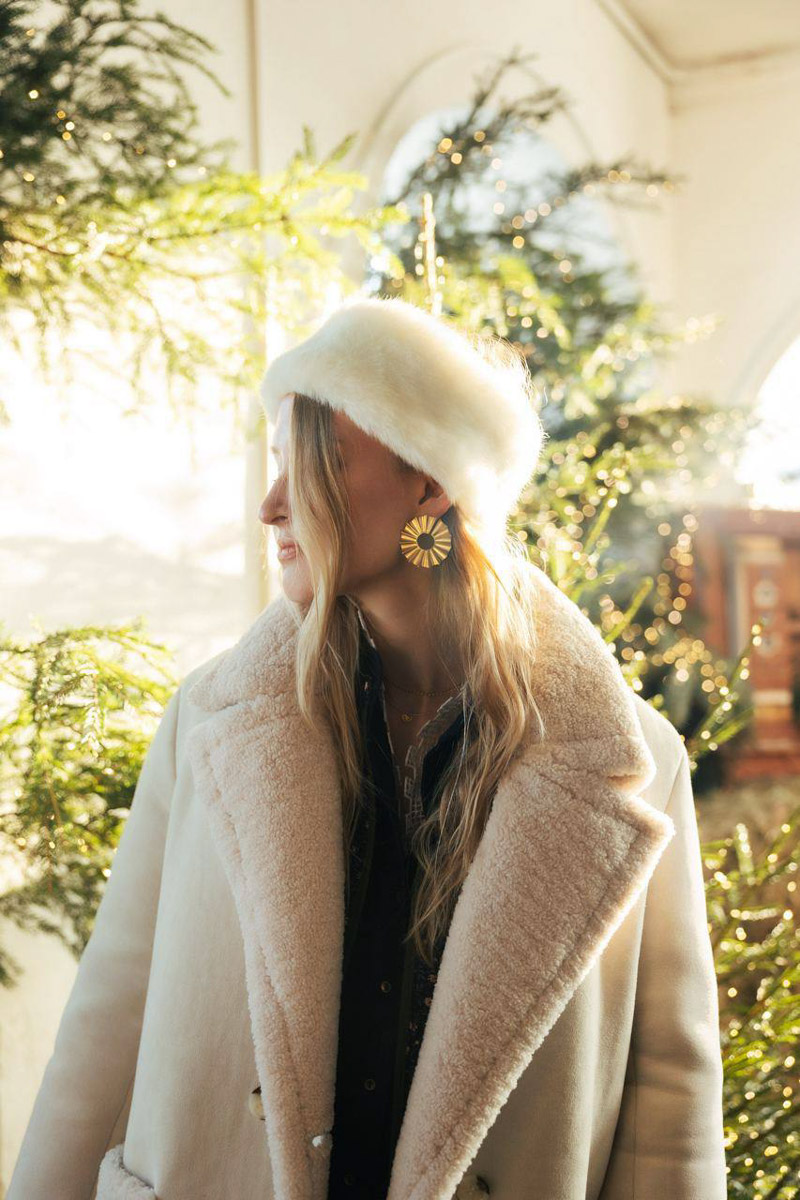 Тысячелетний Суздаль не перестаёт вдохновлять современных дизайнеров. Российский ювелирный бренд NÁNA создал очень личную и нежную коллекцию «Душа». В ней чётко отслеживаются знакомые мотивы. Накануне проект «Глазурь», популяризирующий мастеров нашей страны, опубликовал фотосессию с украшениями, сделанными в заснеженном «музее под открытым небом». Идею дизайнеров воплотила в жизнь местный фотограф Анастасия Охотникова.