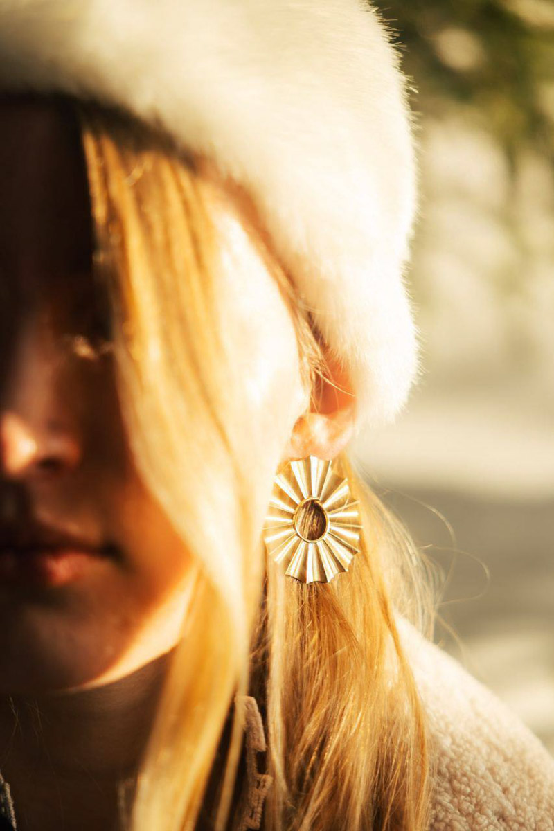 Тысячелетний Суздаль не перестаёт вдохновлять современных дизайнеров. Российский ювелирный бренд NÁNA создал очень личную и нежную коллекцию «Душа». В ней чётко отслеживаются знакомые мотивы. Накануне проект «Глазурь», популяризирующий мастеров нашей страны, опубликовал фотосессию с украшениями, сделанными в заснеженном «музее под открытым небом». Идею дизайнеров воплотила в жизнь местный фотограф Анастасия Охотникова.