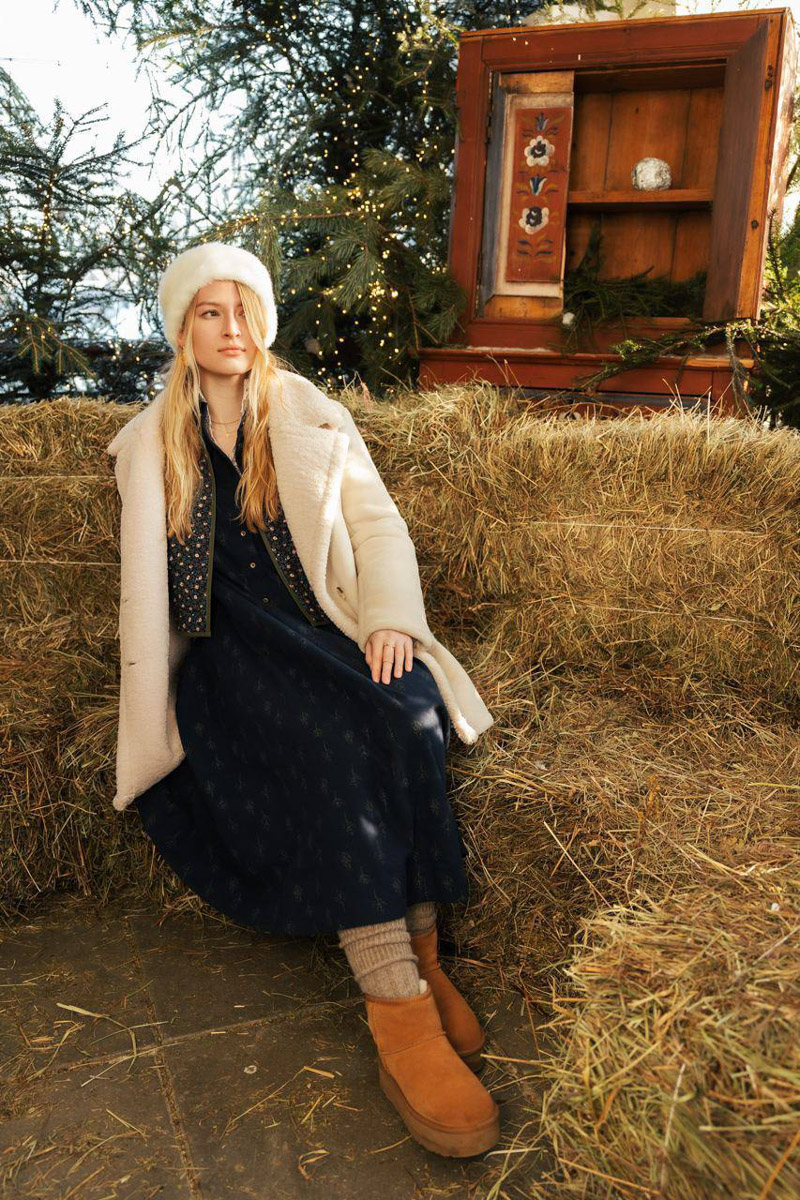 Тысячелетний Суздаль не перестаёт вдохновлять современных дизайнеров. Российский ювелирный бренд NÁNA создал очень личную и нежную коллекцию «Душа». В ней чётко отслеживаются знакомые мотивы. Накануне проект «Глазурь», популяризирующий мастеров нашей страны, опубликовал фотосессию с украшениями, сделанными в заснеженном «музее под открытым небом». Идею дизайнеров воплотила в жизнь местный фотограф Анастасия Охотникова.