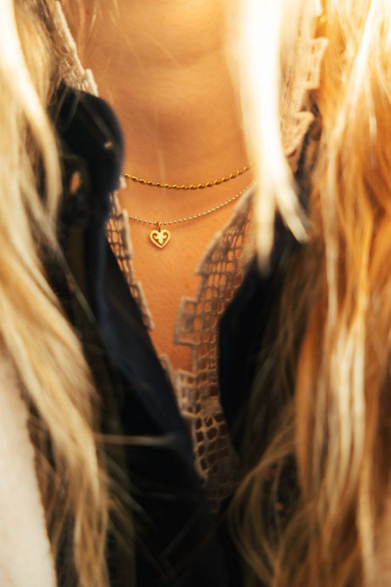 Тысячелетний Суздаль не перестаёт вдохновлять современных дизайнеров. Российский ювелирный бренд NÁNA создал очень личную и нежную коллекцию «Душа». В ней чётко отслеживаются знакомые мотивы. Накануне проект «Глазурь», популяризирующий мастеров нашей страны, опубликовал фотосессию с украшениями, сделанными в заснеженном «музее под открытым небом». Идею дизайнеров воплотила в жизнь местный фотограф Анастасия Охотникова.