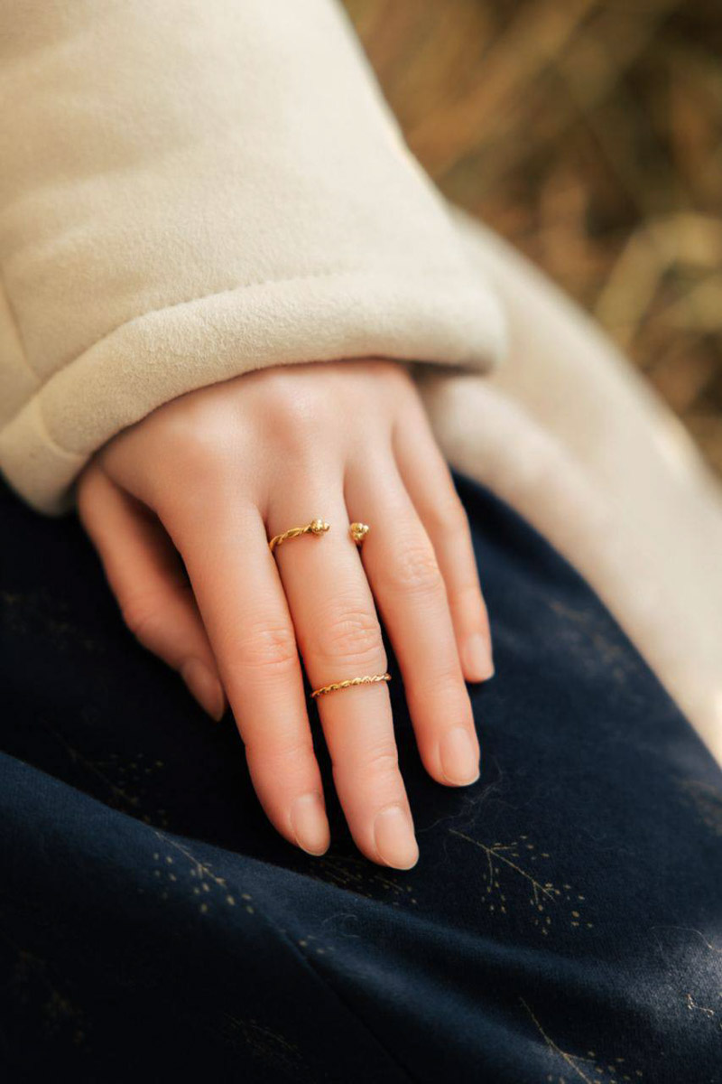 Тысячелетний Суздаль не перестаёт вдохновлять современных дизайнеров. Российский ювелирный бренд NÁNA создал очень личную и нежную коллекцию «Душа». В ней чётко отслеживаются знакомые мотивы. Накануне проект «Глазурь», популяризирующий мастеров нашей страны, опубликовал фотосессию с украшениями, сделанными в заснеженном «музее под открытым небом». Идею дизайнеров воплотила в жизнь местный фотограф Анастасия Охотникова.