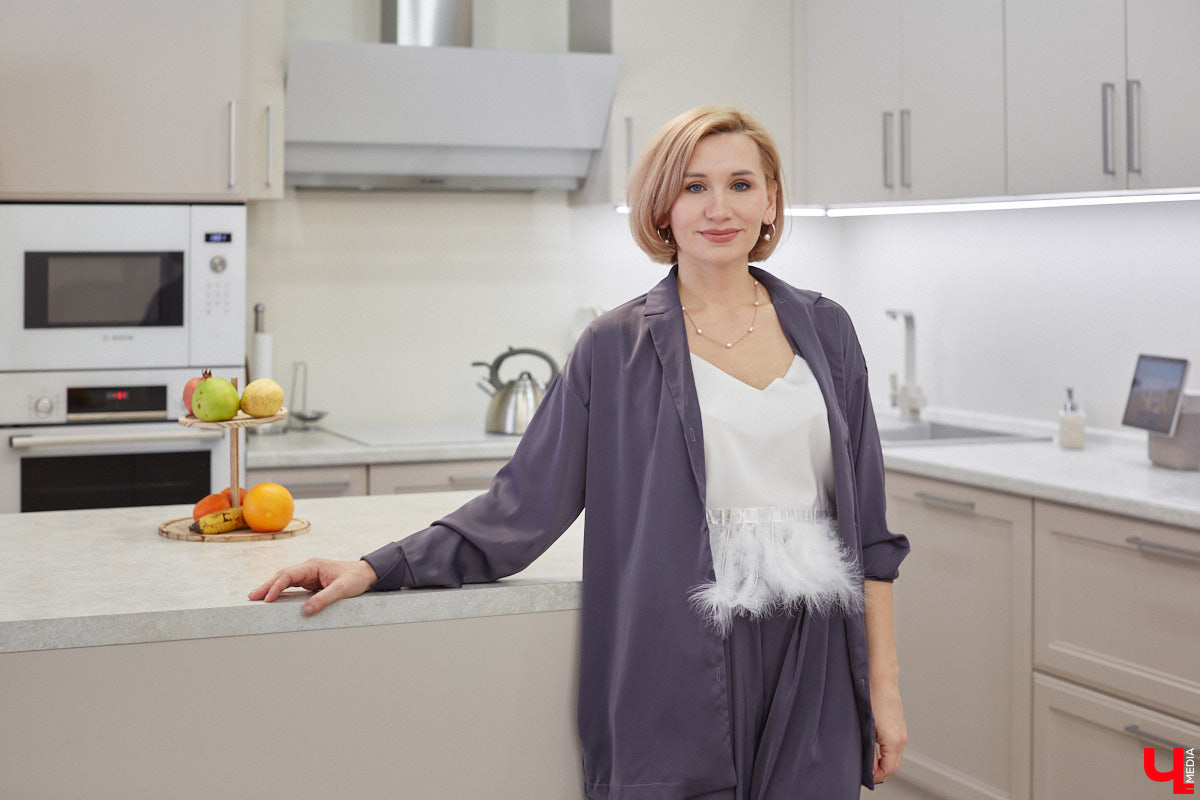 Елена Капп совсем недавно справила новоселье, поселившись с семьей в двухэтажном коттедже в поселке Садовом. И хотя последние штрихи в цельной картине утонченного интерьера еще не нанесены, она пригласила «Ключ-Медиа» в гости, чтобы поделиться лайфхаками планировки жилого помещения и другими полезными идеями.