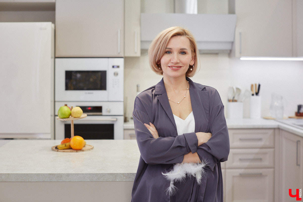 Елена Капп совсем недавно справила новоселье, поселившись с семьей в двухэтажном коттедже в поселке Садовом. И хотя последние штрихи в цельной картине утонченного интерьера еще не нанесены, она пригласила «Ключ-Медиа» в гости, чтобы поделиться лайфхаками планировки жилого помещения и другими полезными идеями.