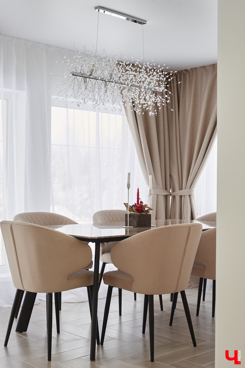 Елена Капп совсем недавно справила новоселье, поселившись с семьей в двухэтажном коттедже в поселке Садовом. И хотя последние штрихи в цельной картине утонченного интерьера еще не нанесены, она пригласила «Ключ-Медиа» в гости, чтобы поделиться лайфхаками планировки жилого помещения и другими полезными идеями.