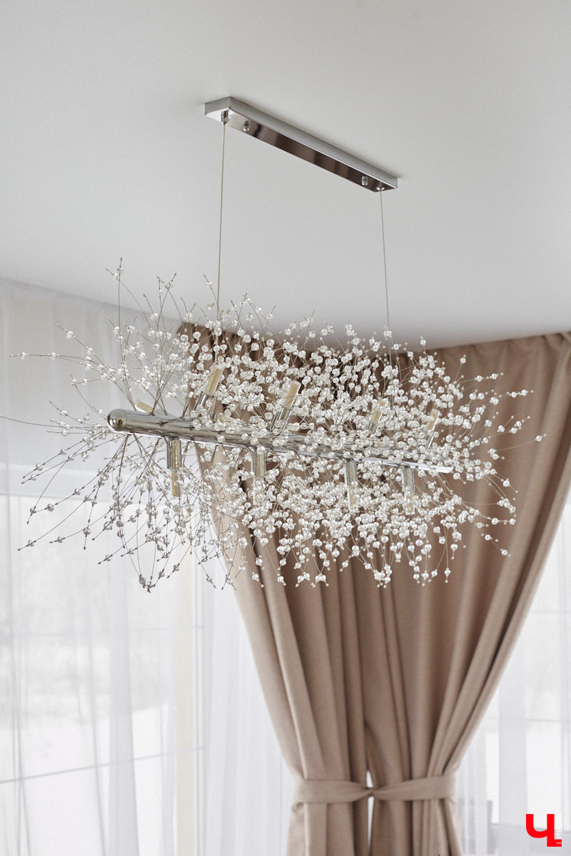 Елена Капп совсем недавно справила новоселье, поселившись с семьей в двухэтажном коттедже в поселке Садовом. И хотя последние штрихи в цельной картине утонченного интерьера еще не нанесены, она пригласила «Ключ-Медиа» в гости, чтобы поделиться лайфхаками планировки жилого помещения и другими полезными идеями.