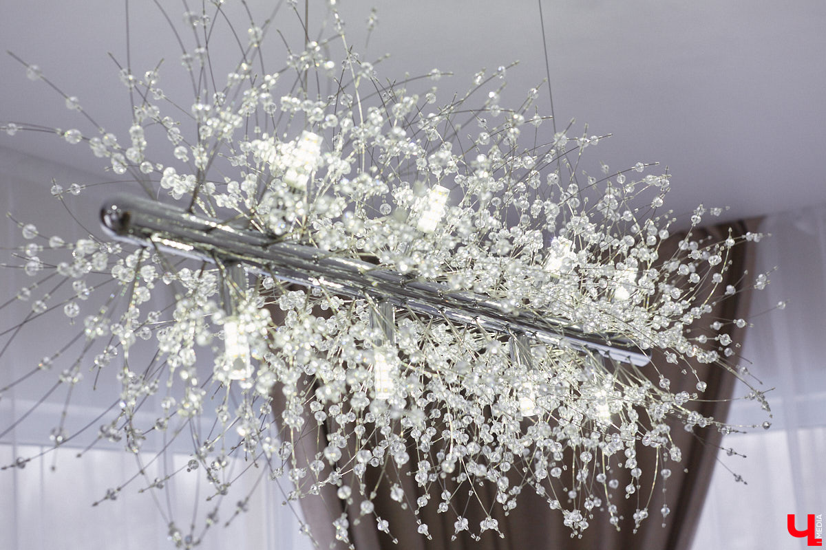 Елена Капп совсем недавно справила новоселье, поселившись с семьей в двухэтажном коттедже в поселке Садовом. И хотя последние штрихи в цельной картине утонченного интерьера еще не нанесены, она пригласила «Ключ-Медиа» в гости, чтобы поделиться лайфхаками планировки жилого помещения и другими полезными идеями.