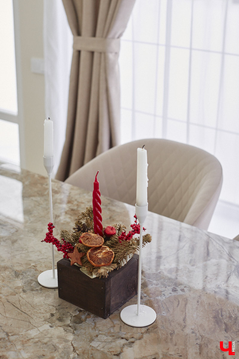 Елена Капп совсем недавно справила новоселье, поселившись с семьей в двухэтажном коттедже в поселке Садовом. И хотя последние штрихи в цельной картине утонченного интерьера еще не нанесены, она пригласила «Ключ-Медиа» в гости, чтобы поделиться лайфхаками планировки жилого помещения и другими полезными идеями.