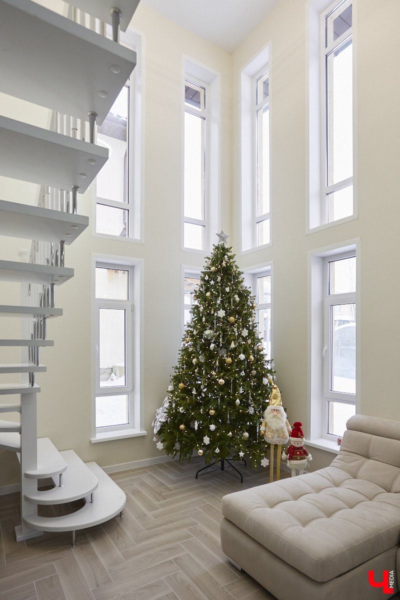 Елена Капп совсем недавно справила новоселье, поселившись с семьей в двухэтажном коттедже в поселке Садовом. И хотя последние штрихи в цельной картине утонченного интерьера еще не нанесены, она пригласила «Ключ-Медиа» в гости, чтобы поделиться лайфхаками планировки жилого помещения и другими полезными идеями.