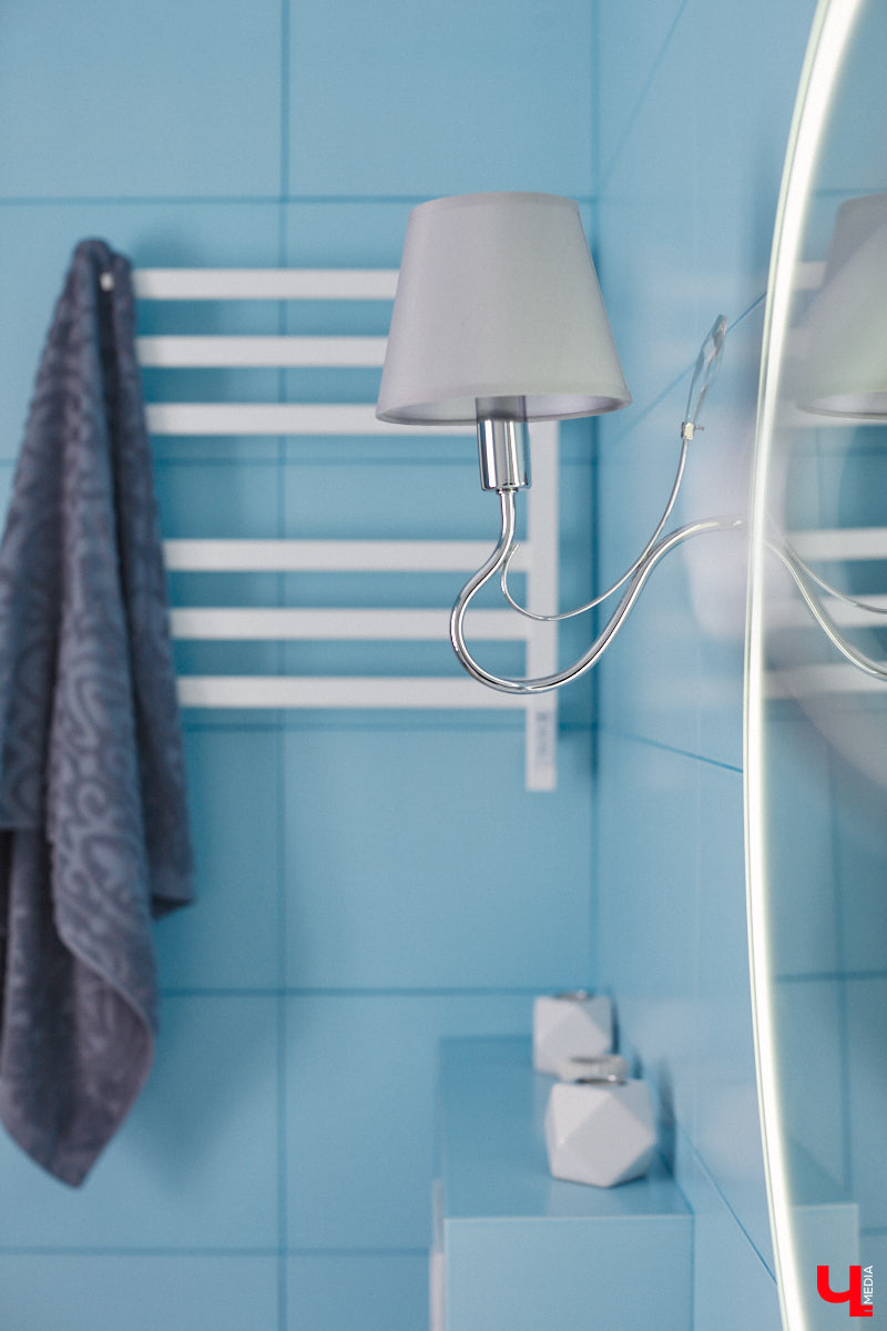 Елена Капп совсем недавно справила новоселье, поселившись с семьей в двухэтажном коттедже в поселке Садовом. И хотя последние штрихи в цельной картине утонченного интерьера еще не нанесены, она пригласила «Ключ-Медиа» в гости, чтобы поделиться лайфхаками планировки жилого помещения и другими полезными идеями.