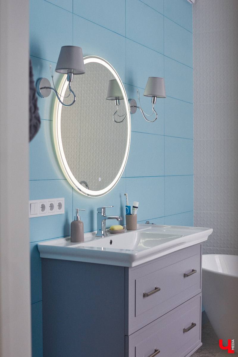 Елена Капп совсем недавно справила новоселье, поселившись с семьей в двухэтажном коттедже в поселке Садовом. И хотя последние штрихи в цельной картине утонченного интерьера еще не нанесены, она пригласила «Ключ-Медиа» в гости, чтобы поделиться лайфхаками планировки жилого помещения и другими полезными идеями.