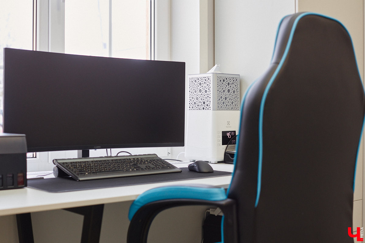 Елена Капп совсем недавно справила новоселье, поселившись с семьей в двухэтажном коттедже в поселке Садовом. И хотя последние штрихи в цельной картине утонченного интерьера еще не нанесены, она пригласила «Ключ-Медиа» в гости, чтобы поделиться лайфхаками планировки жилого помещения и другими полезными идеями.