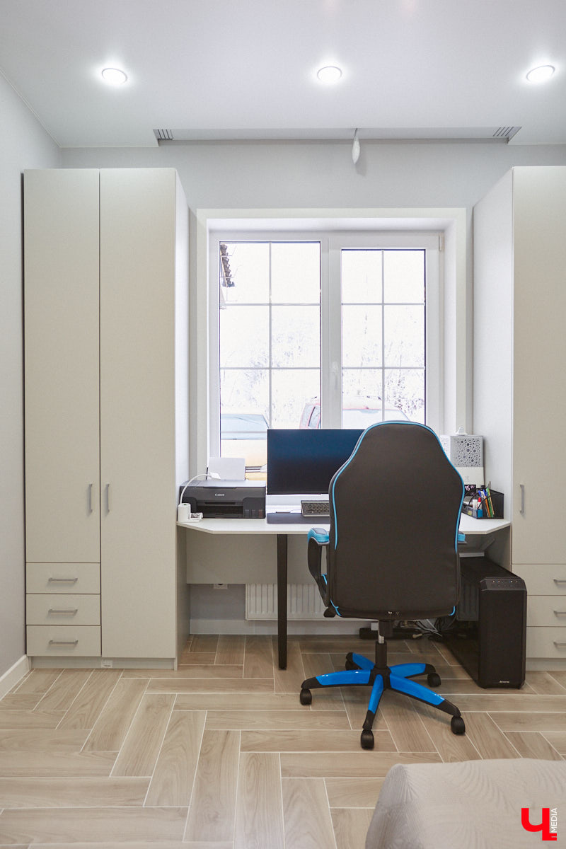 Елена Капп совсем недавно справила новоселье, поселившись с семьей в двухэтажном коттедже в поселке Садовом. И хотя последние штрихи в цельной картине утонченного интерьера еще не нанесены, она пригласила «Ключ-Медиа» в гости, чтобы поделиться лайфхаками планировки жилого помещения и другими полезными идеями.