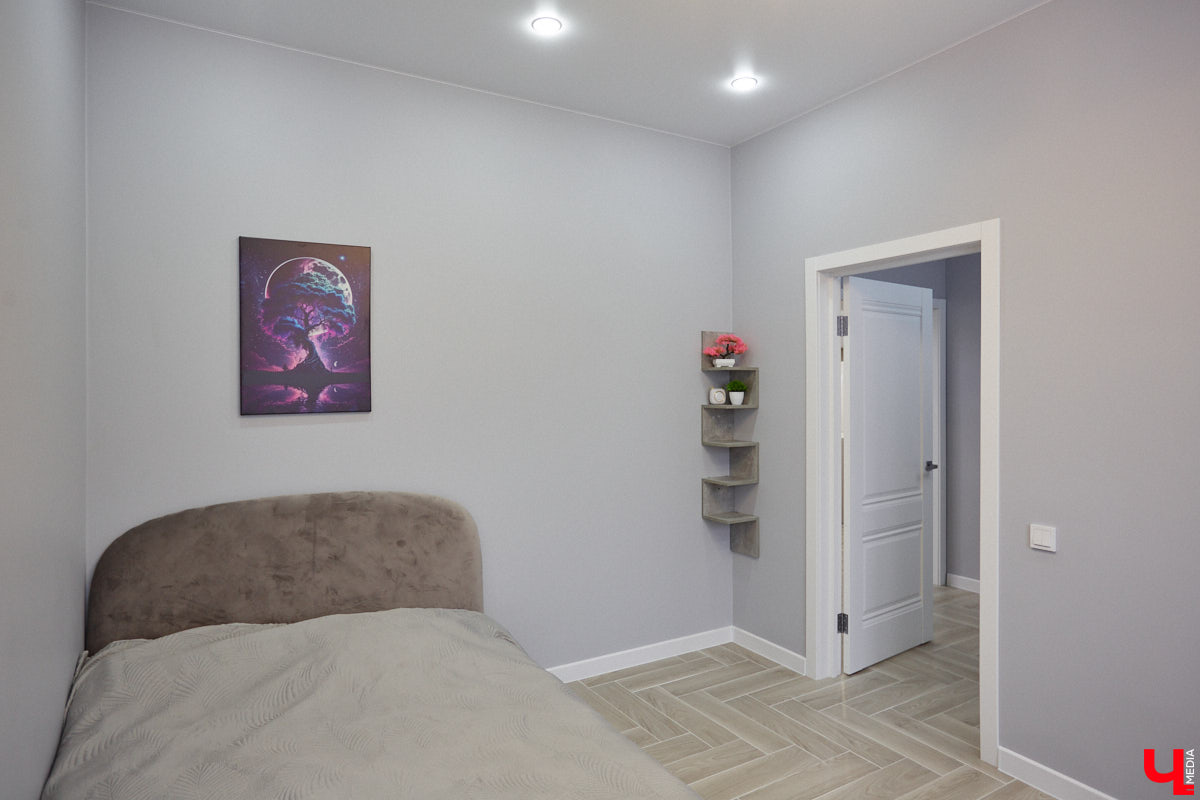 Елена Капп совсем недавно справила новоселье, поселившись с семьей в двухэтажном коттедже в поселке Садовом. И хотя последние штрихи в цельной картине утонченного интерьера еще не нанесены, она пригласила «Ключ-Медиа» в гости, чтобы поделиться лайфхаками планировки жилого помещения и другими полезными идеями.