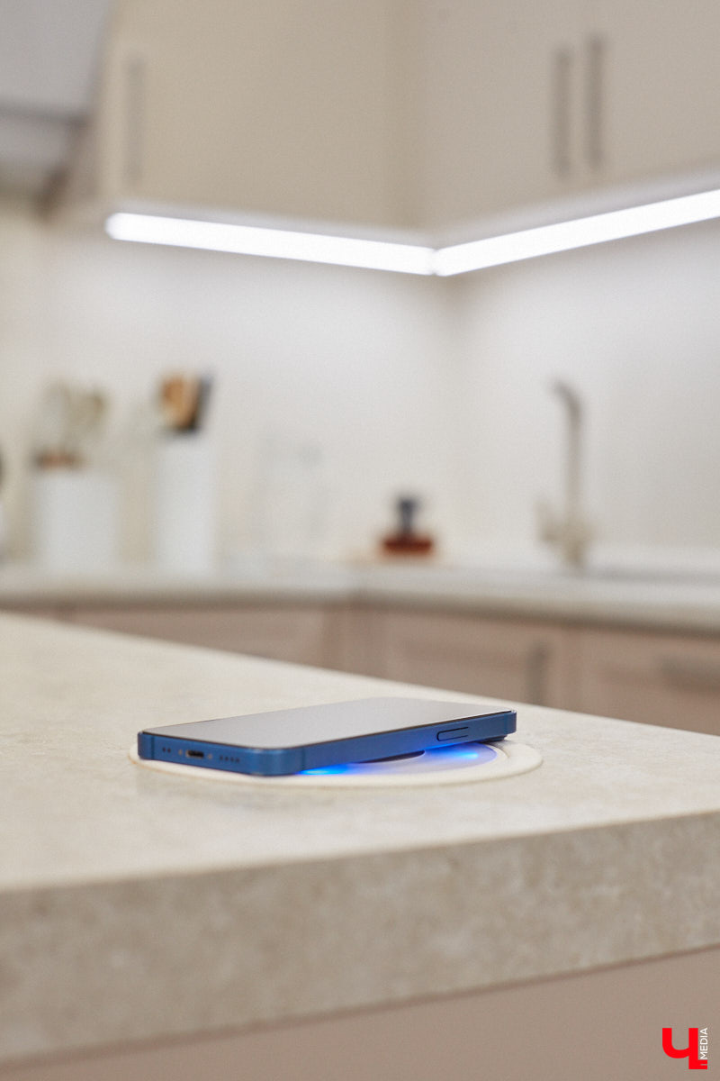 Елена Капп совсем недавно справила новоселье, поселившись с семьей в двухэтажном коттедже в поселке Садовом. И хотя последние штрихи в цельной картине утонченного интерьера еще не нанесены, она пригласила «Ключ-Медиа» в гости, чтобы поделиться лайфхаками планировки жилого помещения и другими полезными идеями.